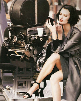 Shalom Harlow putting on Makeup