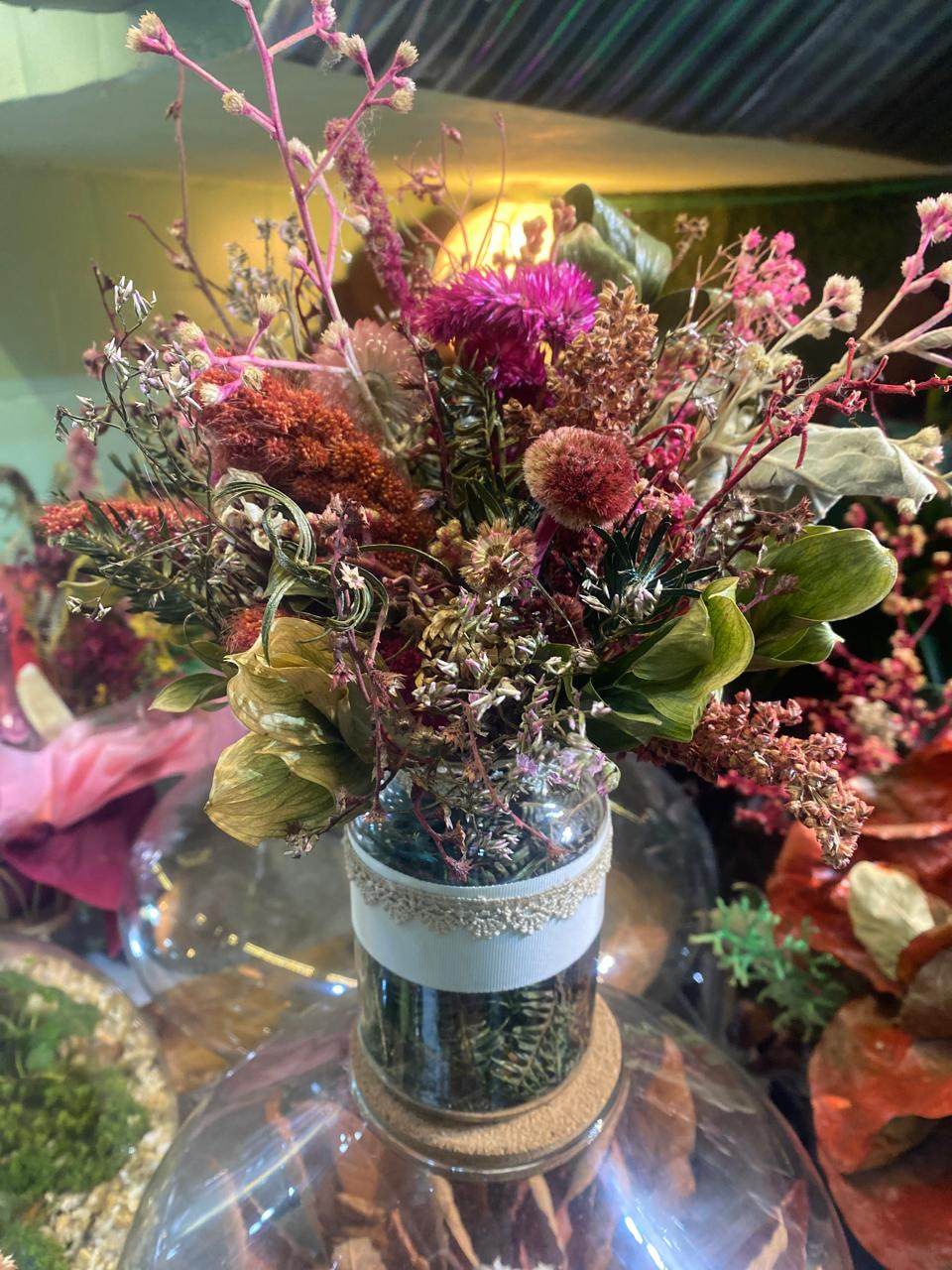 Arranjo de flores preservadas em vazo de Vidro