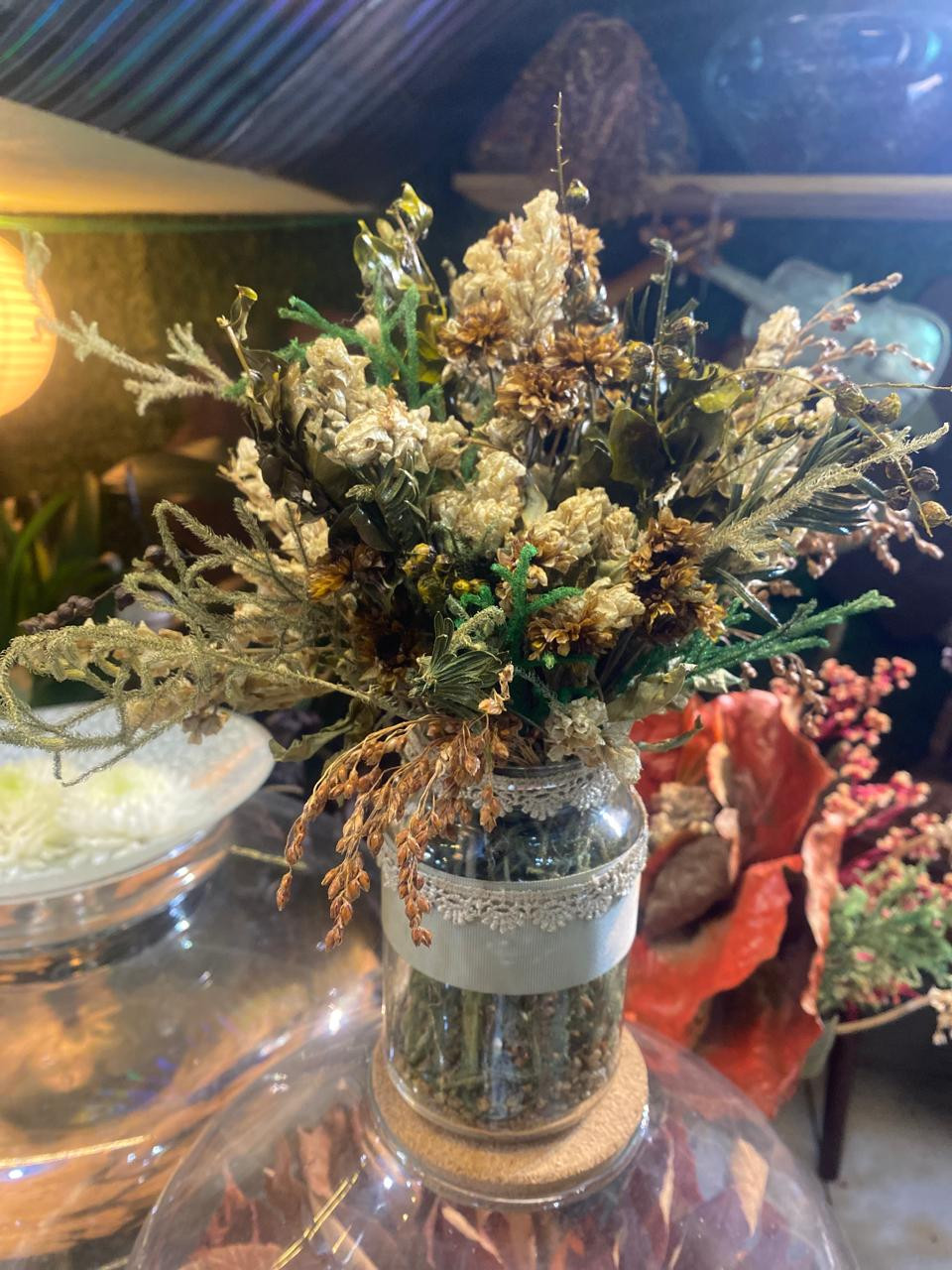 Arranjo de flores preservadas em vazo de Vidro