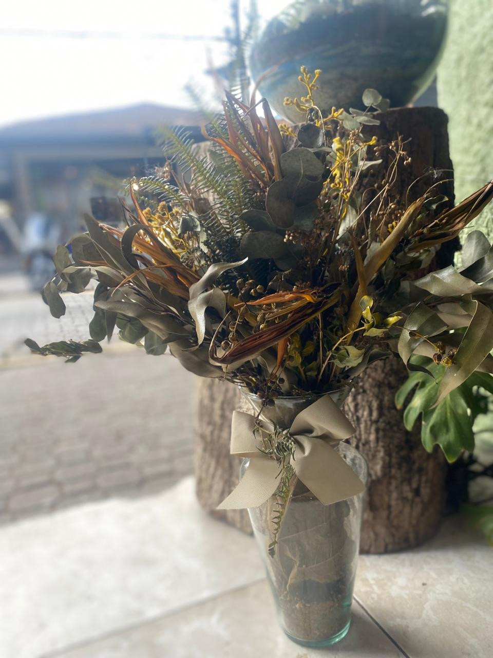 Arranjo de flores preservadas em vazo de Vidro