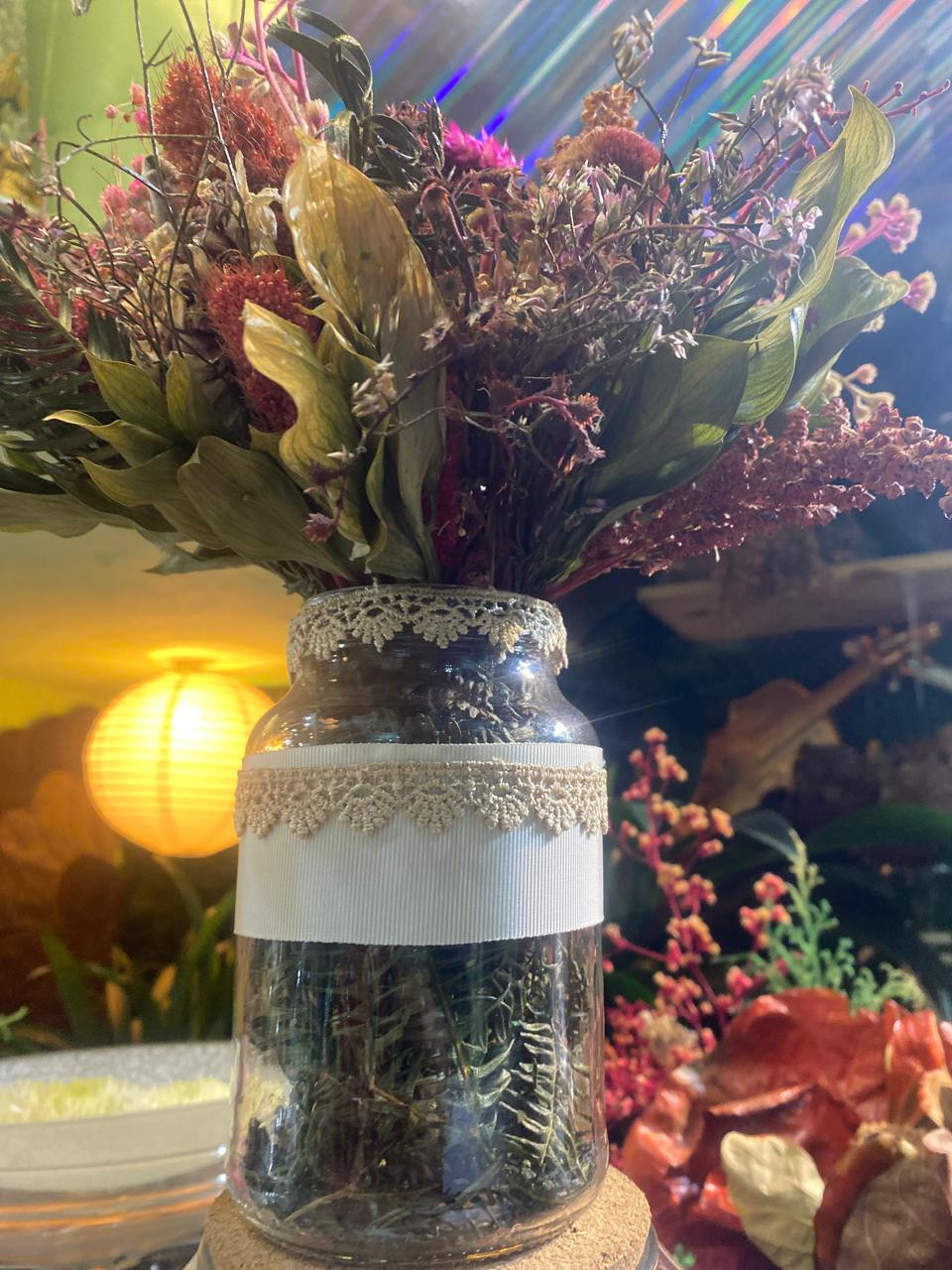 Arranjo de flores preservadas em vazo de Vidro