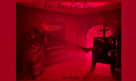 Interiorul camerei escape la Inferno Escape House cu decor tematic infernal, foc, schelete și alte elemente specifice