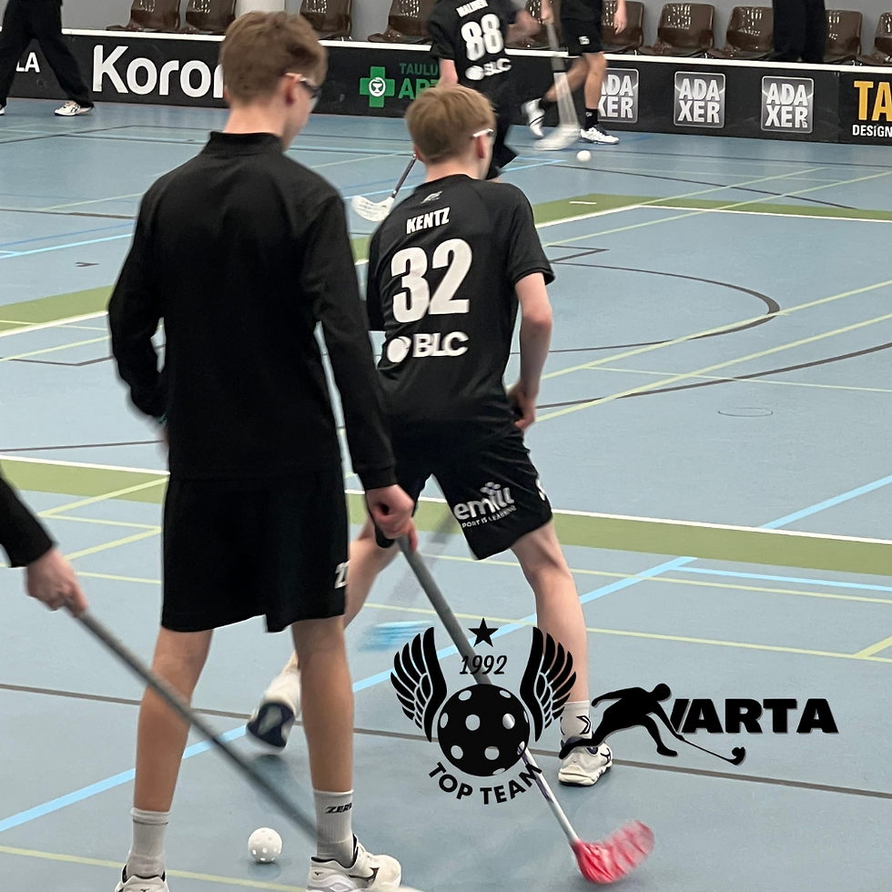 Salibandypelaajat harjoittelemassa sisähallissa. Pelaajalla selässään numero 32 ja Emill-logo shortsien lahkeessa. Kuvassa näkyvät myös Top Team ja Varta -logot.