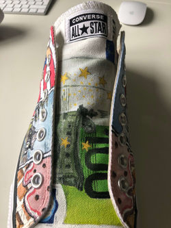 100 EURO Schein auf der Zunge