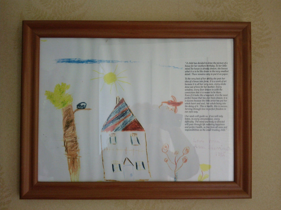 Une petite fille dessine une maison