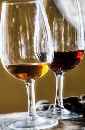 glass of white and glass of red wine