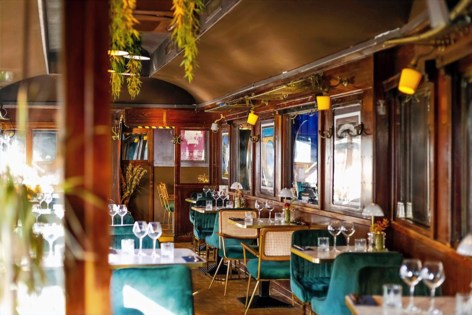 Salle boisée et velours du restaurant Le Wagon Bleu