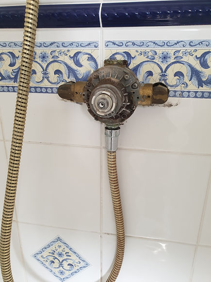 OLD broken shower tap BEFORE replacement