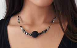 Collar_vellón_uniesfera-piedra_pizarra-perlas_de_rio-nacar-hematita
