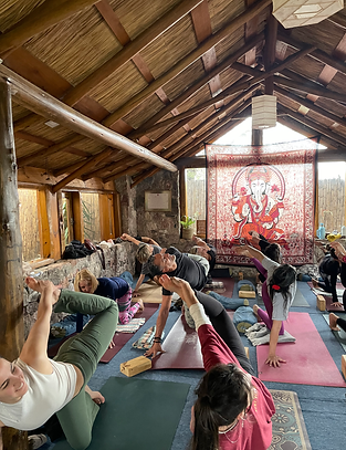 Foto en la Shala de Yoga. Alumnos en clase.
