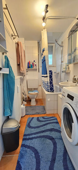 Badezimmer mit Wanne und Fenster