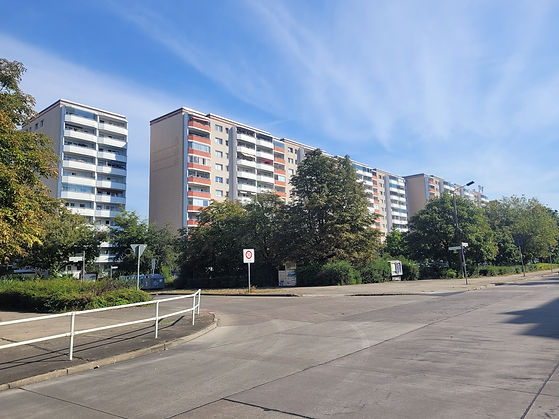 Marzahn-Mehrower-Allee-Plattenbau.jpg