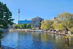 Wohnungsangebot in Berlin-Mitte Blick auf Fernsehturm und Spree Jannowitzbrücke