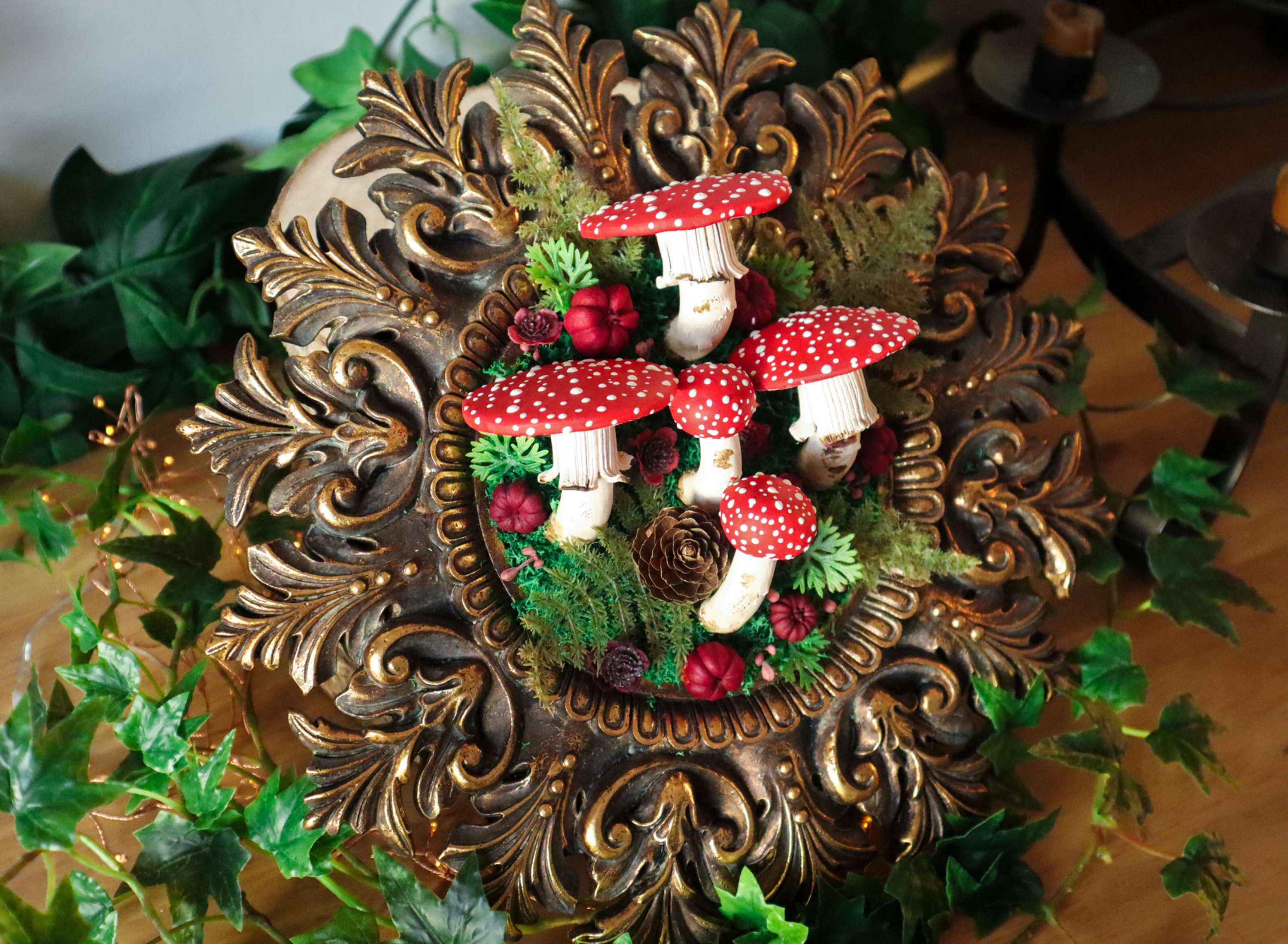 Majestueux cadre Héliade forestier aux amanites tue-mouches