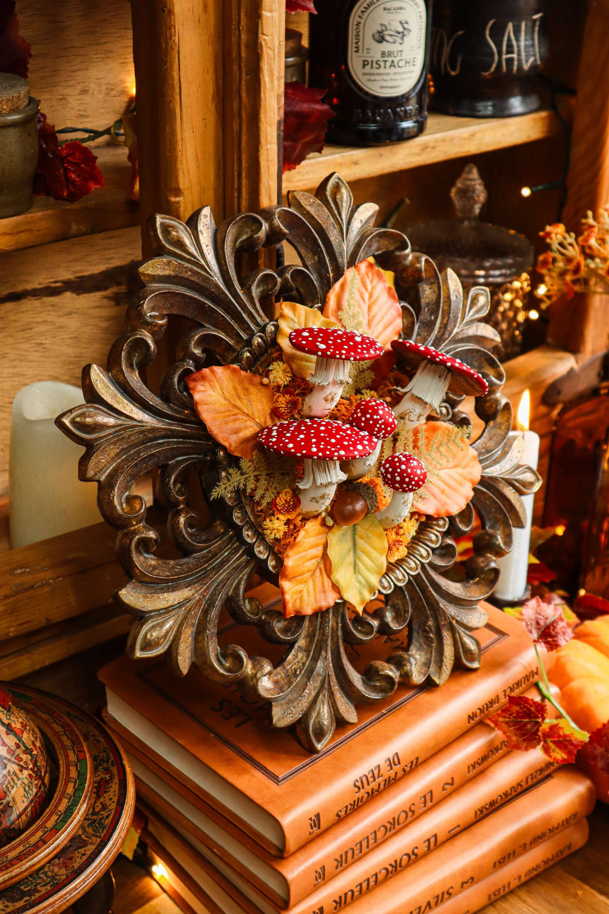 Majestueux cadre « Thesmophoria » aux amanites tue-mouches