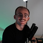 Leo Joly créateur de H. derrière un micro de podcast en souriant