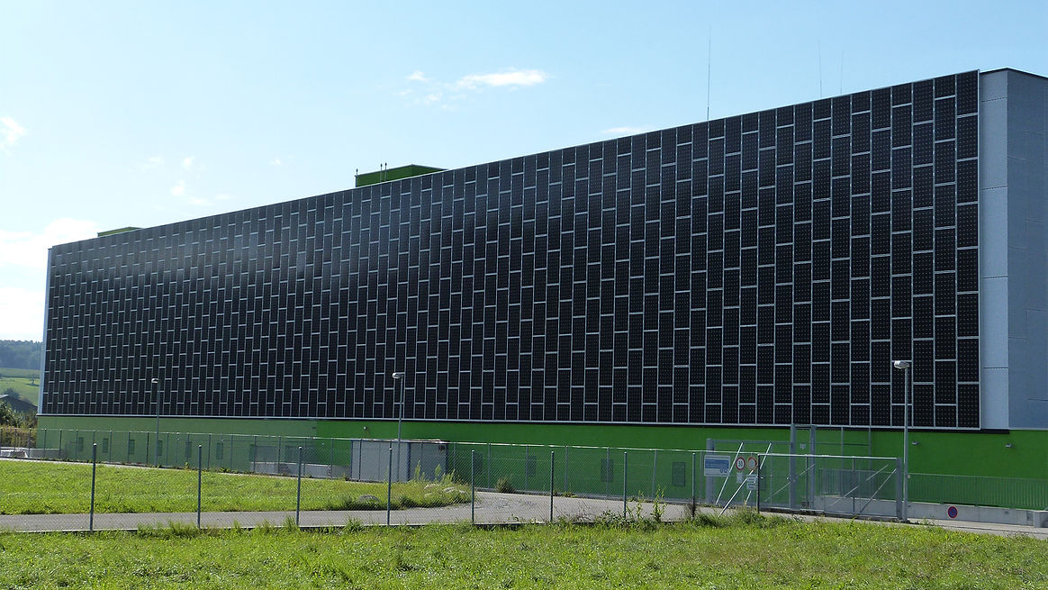1222_Solar-Fassade-Lupfig-140-kWp-LOCKIN-Megasol-Energie-AG-479-01.jpeg