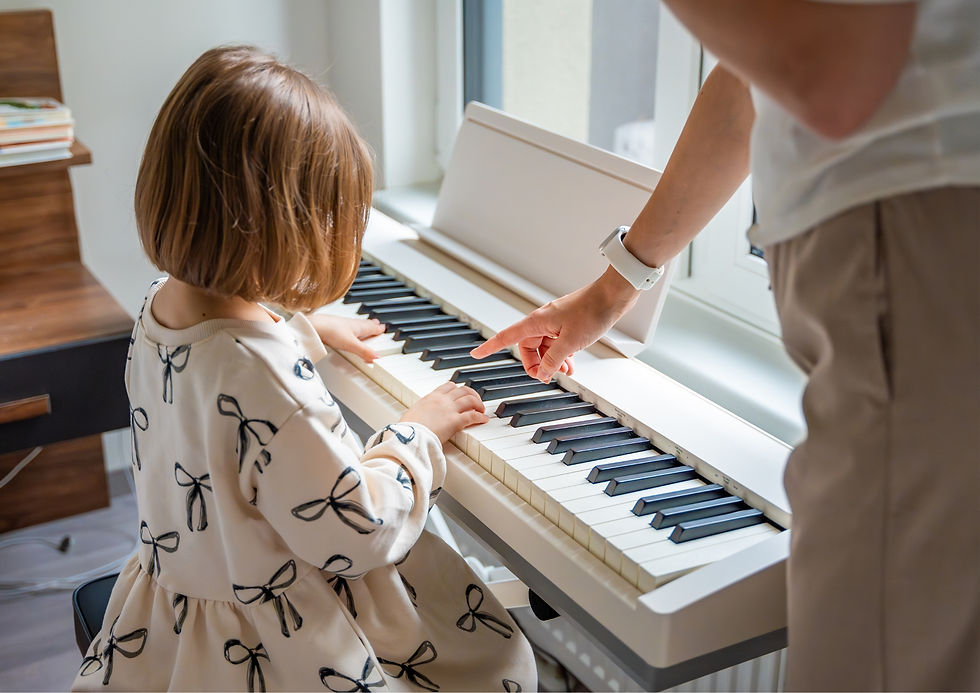 Madre y niño disfrutando de la música en casa mientras aprenden juntos un instrumento.