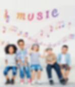 Niños posando en pared de motivos musicales