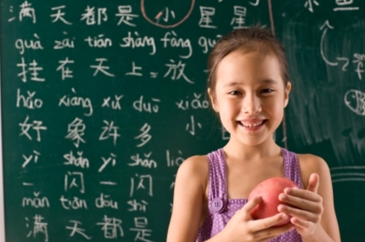 Una niña aprendiendo chino