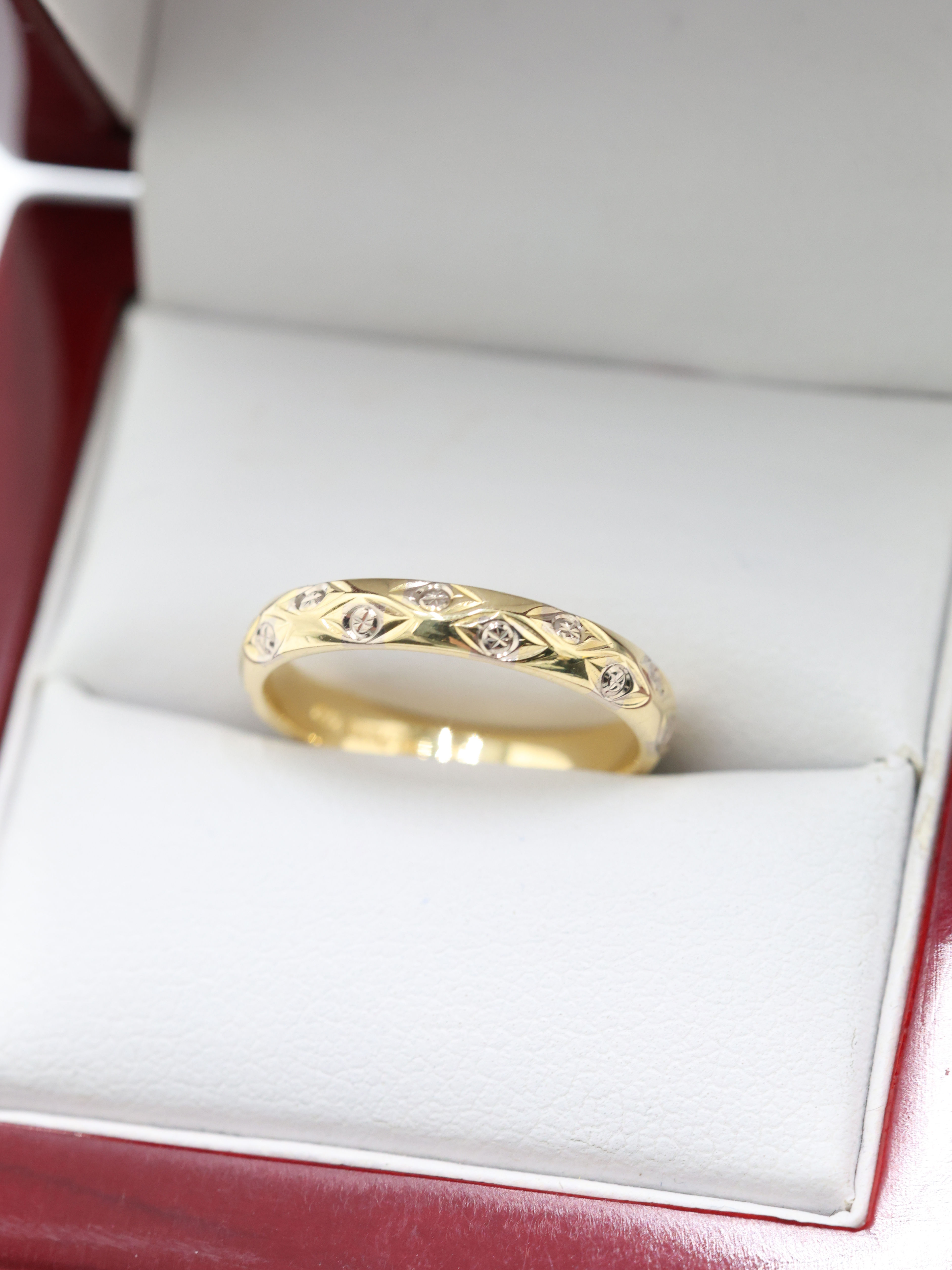 18ct Two-Tone Gold Full Eternity Patterned Band