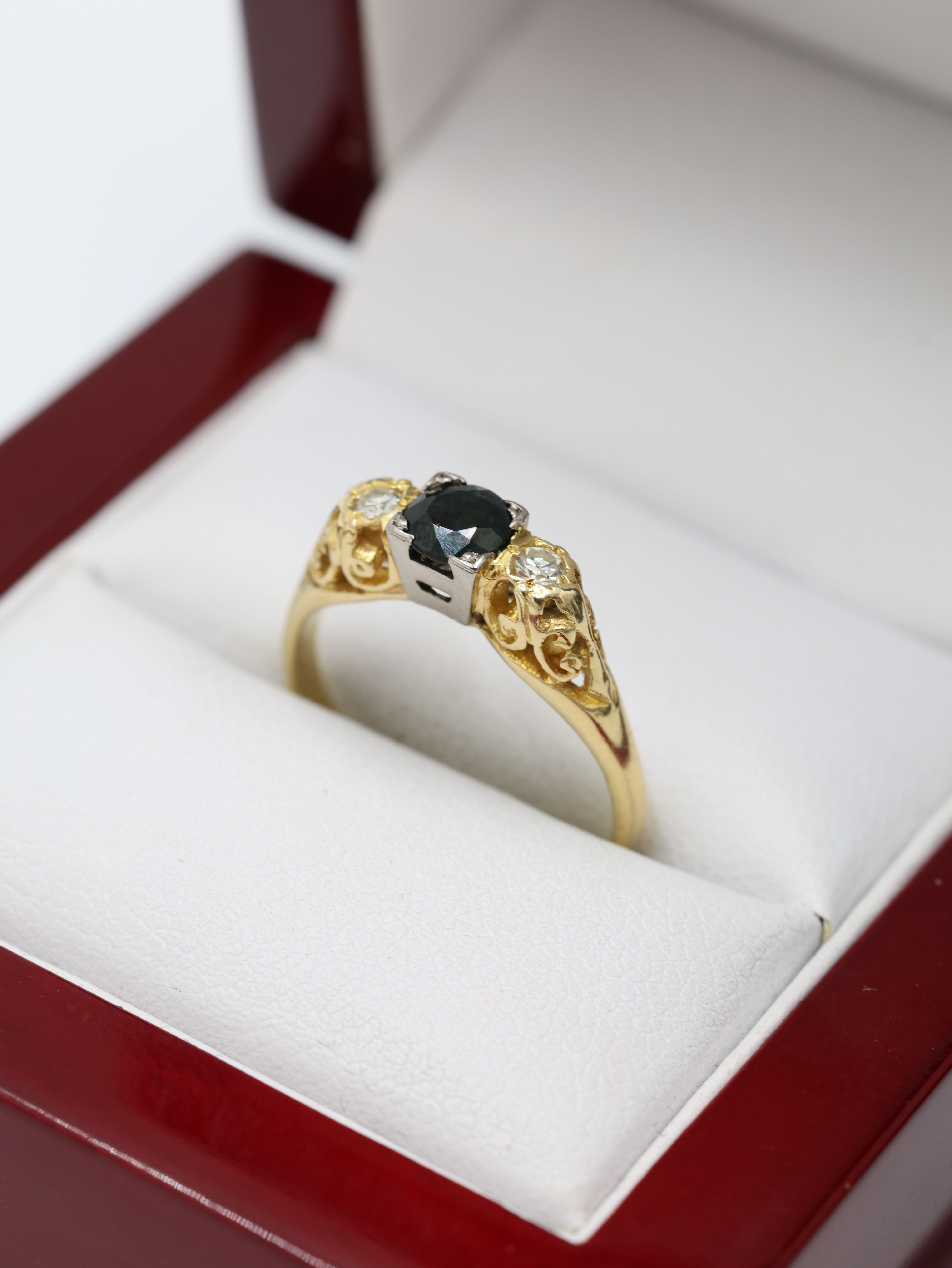 Vintage 18ct Yellow Gold Green Sapphire & Diamond Trilogy Ring