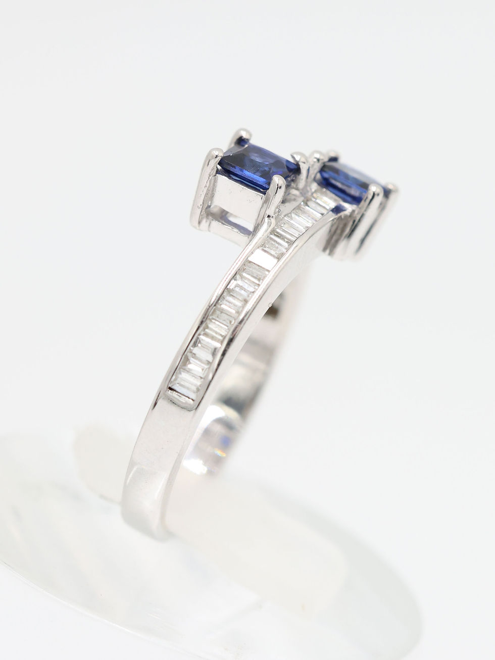 Thumbnail: 18ct White Gold Sapphire & Diamond Twist Ring