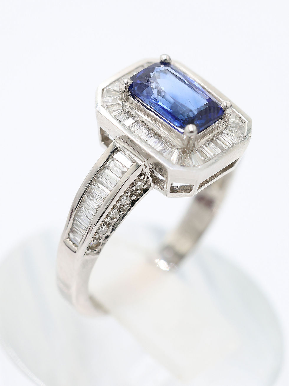 Thumbnail: 18ct White Gold Natural Sapphire & Diamond Statement Ring