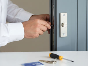 החלפת צילינדר. למה לא כדאי להחליף לבד? ומה חשיבות כרטיס השכפול?