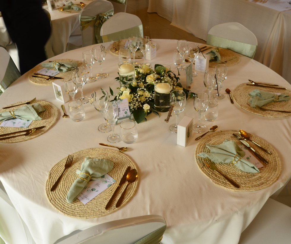 Table de réception mariage avec décoration florale élégante.