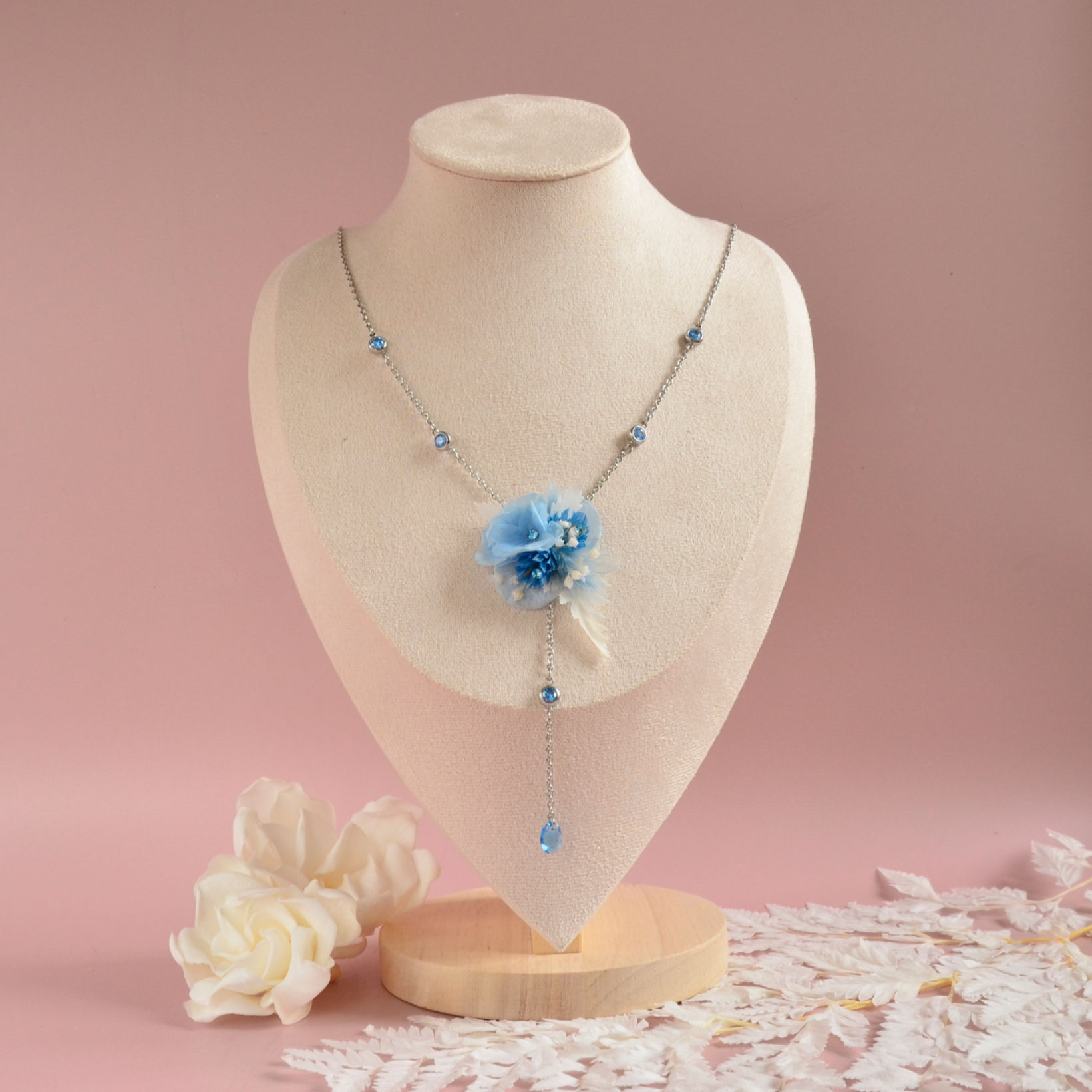 Collier Loria argenté - L’élégance florale en fleurs séchées et stabilisées