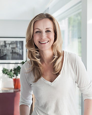 Mujer sonriente rubia