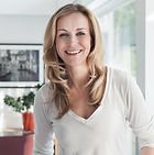 Blond usmívající se žena