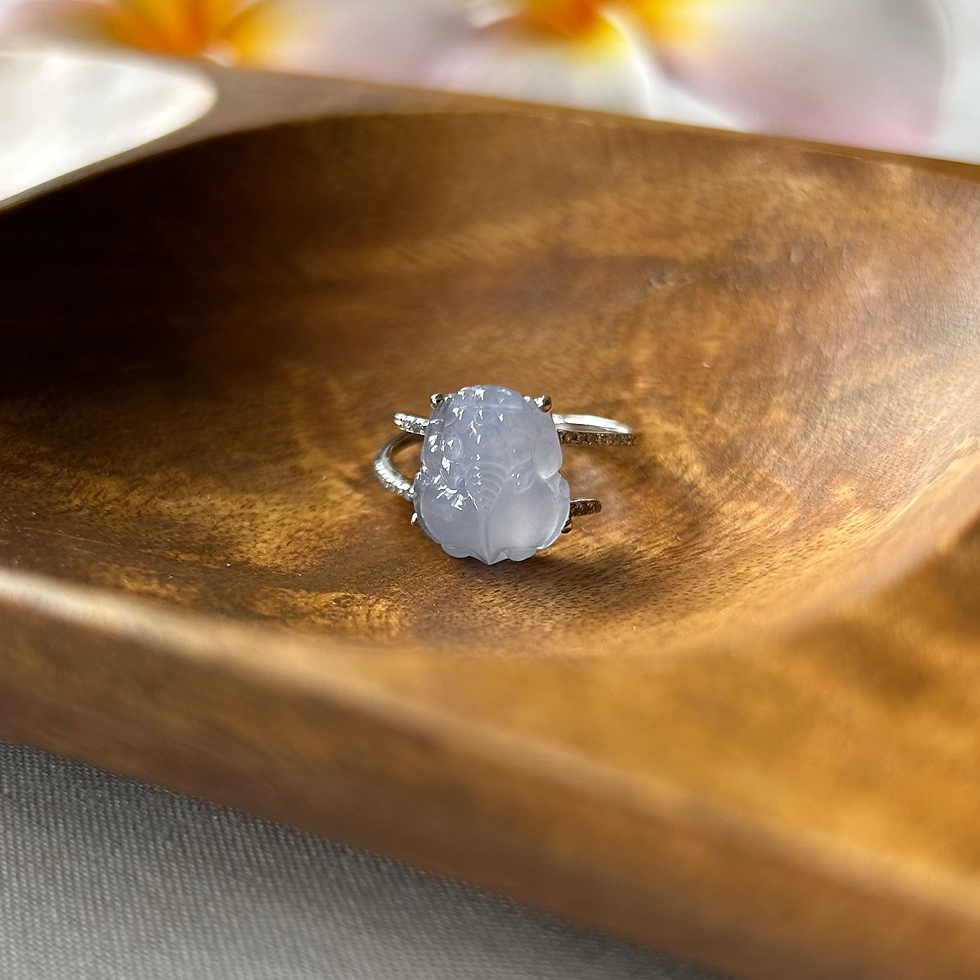 A waxy lavender Pixiu modern ring in 18K white gold and diamonds.