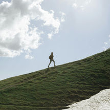 Wanderer der einen Berg besteigt