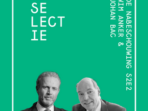 Twee mannen met een groene achtergrond