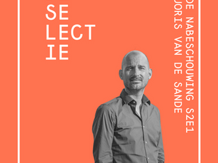 Beeld van een Man met oranje achtergrond