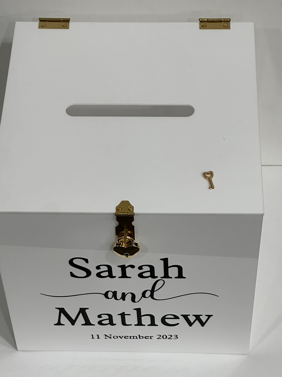 Thumbnail: card box with names