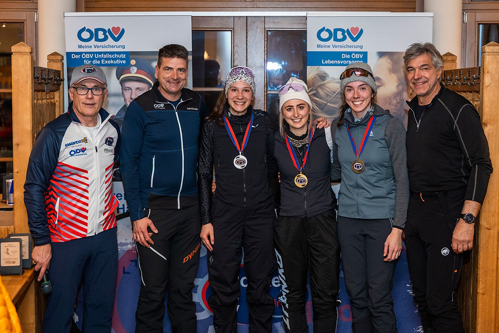 Verena Ritzer (3.vr), Jasmin Anker (3.vl) und Viktoria Mellitzer (2.vr) mit dem PSV Sportleiter Stv. Erwin Vögele (li), Leiter des Kriminalreferates im SPK Christoph Kirchmair (re) und ÖBV Landesdirektor Harald Klotz (2.vl)