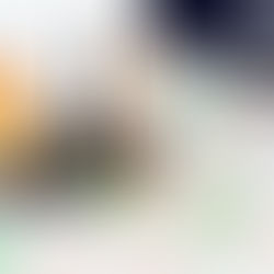 onexão de internet fibra óptica estável com indicadores laranja de sinal, mostrando streaming funcionando normalmente em dispositivos enquanto a TV apresenta travamento de IPTV por instabilidade do servidor, reforçando que o problema não é a internet.