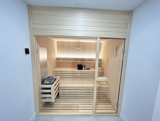 SAUNA-FINLANDESA-MADERA-FRONTAL-CRISTAL.jpeg