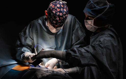 MÉDECINE_CHIRURGIEN_INFIRMIÈRE_AU_BLOC_OPÉRATOIRE_PAR_SEBASTIEN_DI_SILVESTRO.jpg