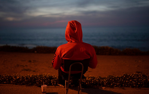 REPORTAGE_MAROC-HOMME-DE-DOS-DEVANT_L'OCEAN_AU_CREPUSCULE_PAR_SEBASTIEN_DI_SILVESTRO.jpg