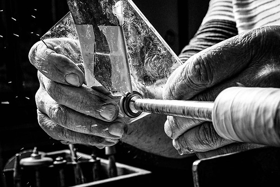 METIER D'ART - GESTE PRECIS _ NB_ MAINS POLISSANT DU VERRE AVEC ECLATS - FEMME SCIANT DU BOIS SUR UN CHANTIER NB PAR SEBASTIEN DI SIVLESTRO