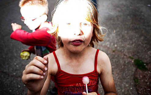 EXPOSITION_PHOTO_PETITE_FILLE_ROUGE_ECLAT_FLASH_SUCETTE_QUARTIER_RELOAGEMENT_PAR_SEBASTIEN