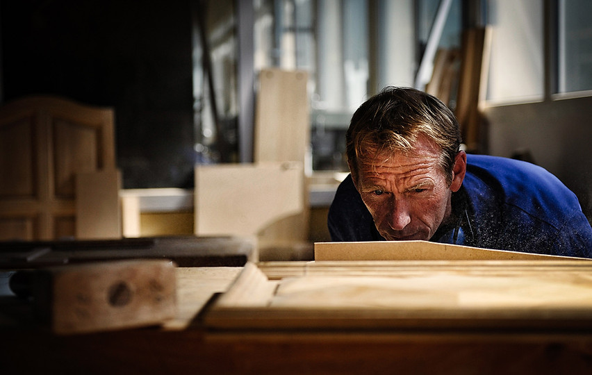 REPORTAGE_SAVOIR_FAIRE__MENUISIER_DANS_SON ATELER_LUMIERE NATURELLE__PAR_SEBASTIEN_DI_SILVESTRO.jpg