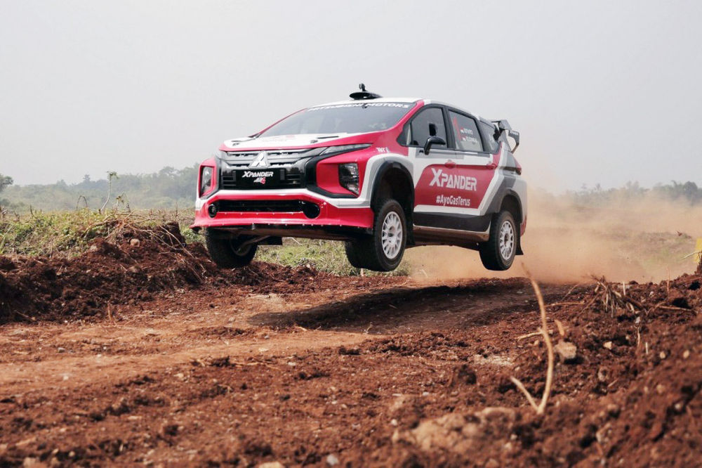 OTOPLUS-ONLINE I Pembalap Rifat Sungkar Bagi Tips Bawa Sepeda di Mobil 