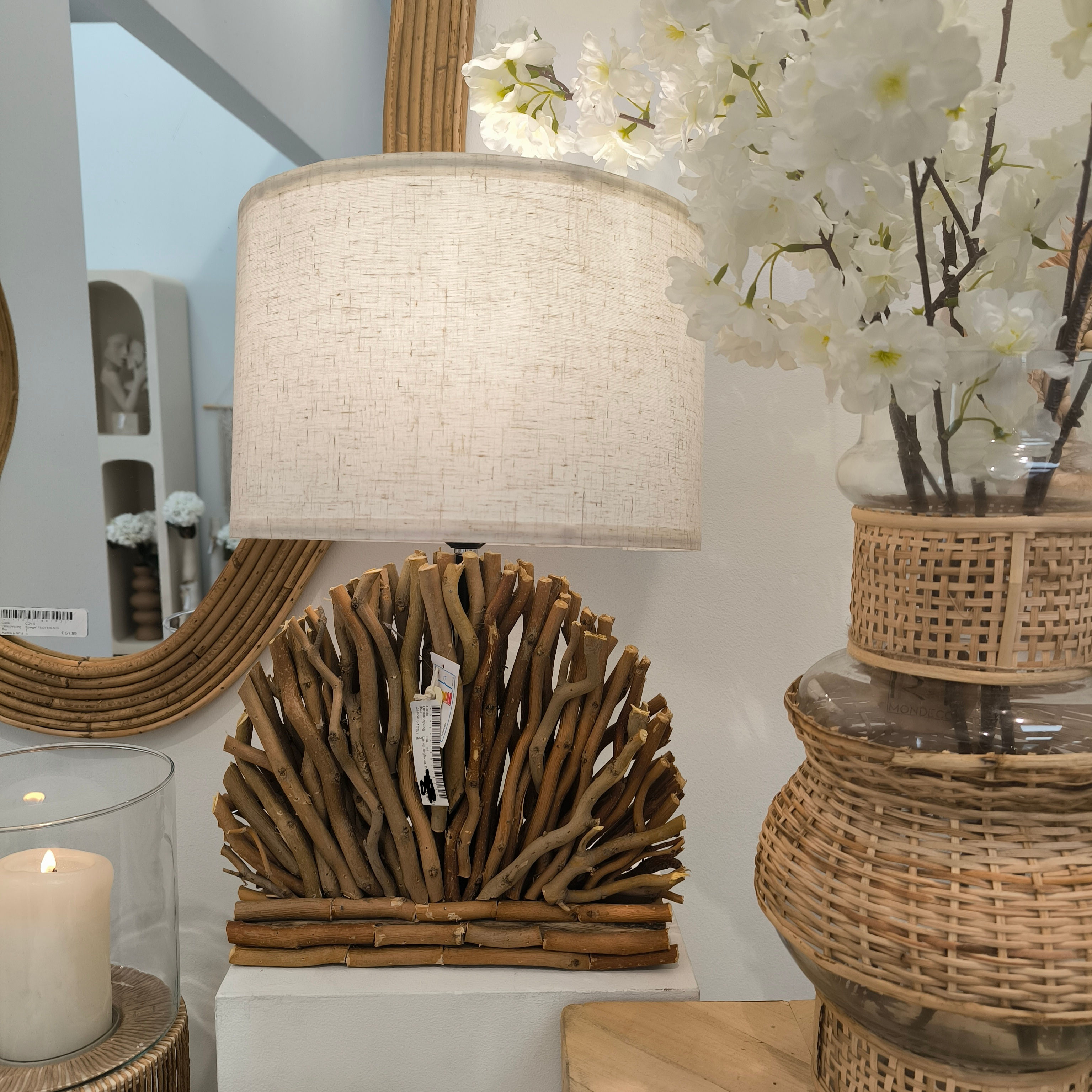 Vue zoom : Lampe bohème chic en bois flotté à poser avec abat-jour style lin.