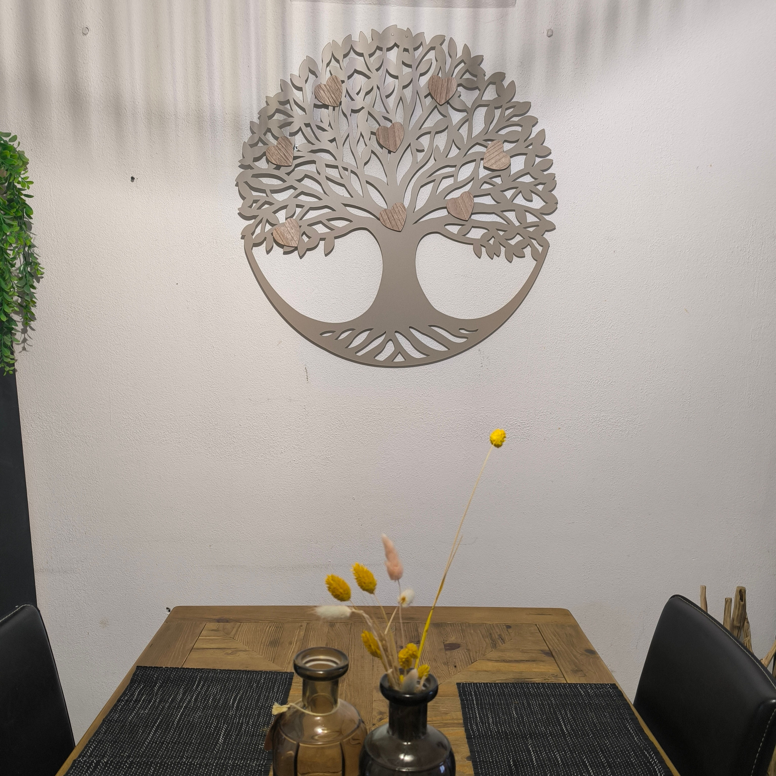 Arbre de vie mural en métal avec 8 coeurs en bois personnalisable. Grand modèle
