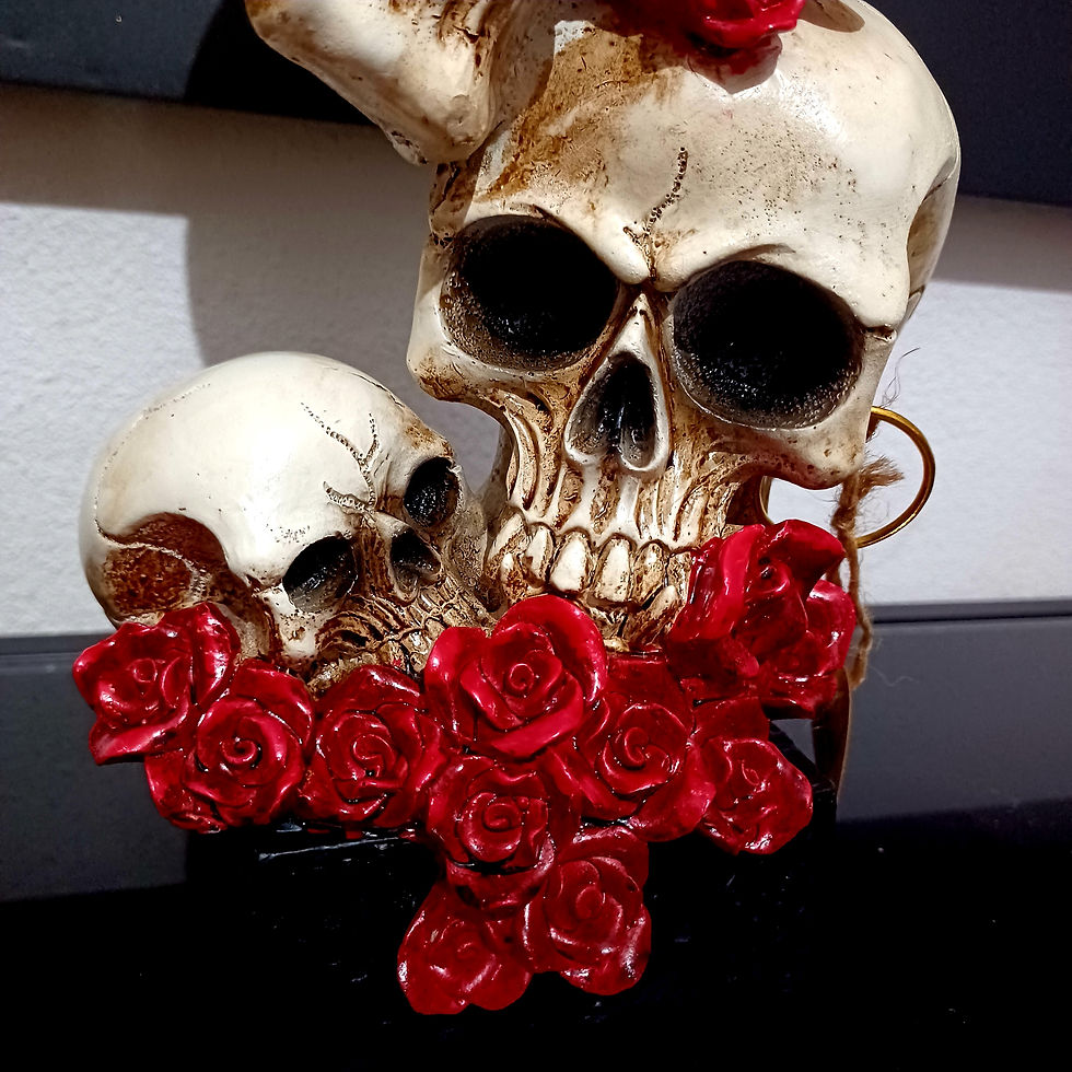 Miniature : Sculpture famille de tête de mort sur un lit de roses